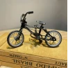 Miniatur-Fahrrad mit echten funktionierenden Pedalen