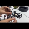 Miniatur-Fahrrad mit echten funktionierenden Pedalen