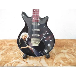 Gitaar van Brian May  - QUEEN -  tribute signed